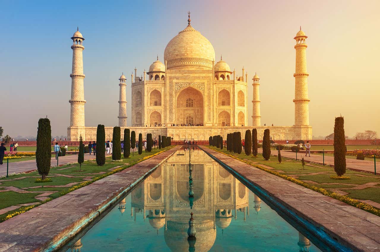 Le palais du Taj Mahal, en Inde, au coucher du soleil