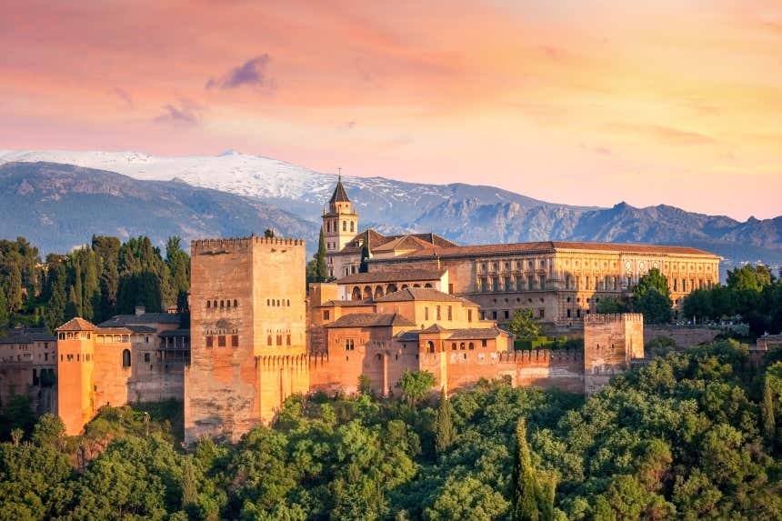 A Alhambra. ao entardecer, com montanhas de fundo, compõe um dos palácios mais belos do mundo