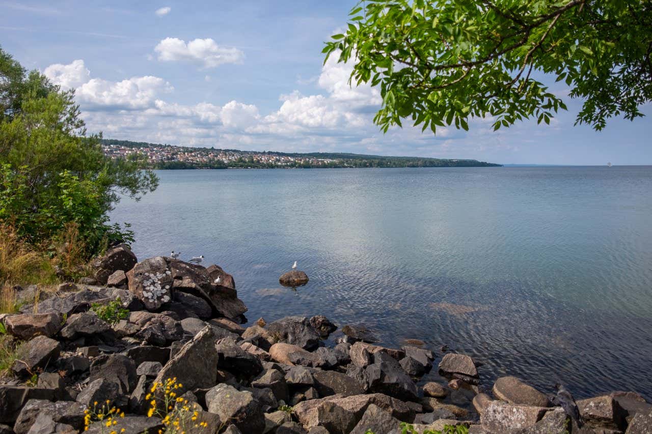 Vista de la tranquilidad del lago Vättern, en Suecia