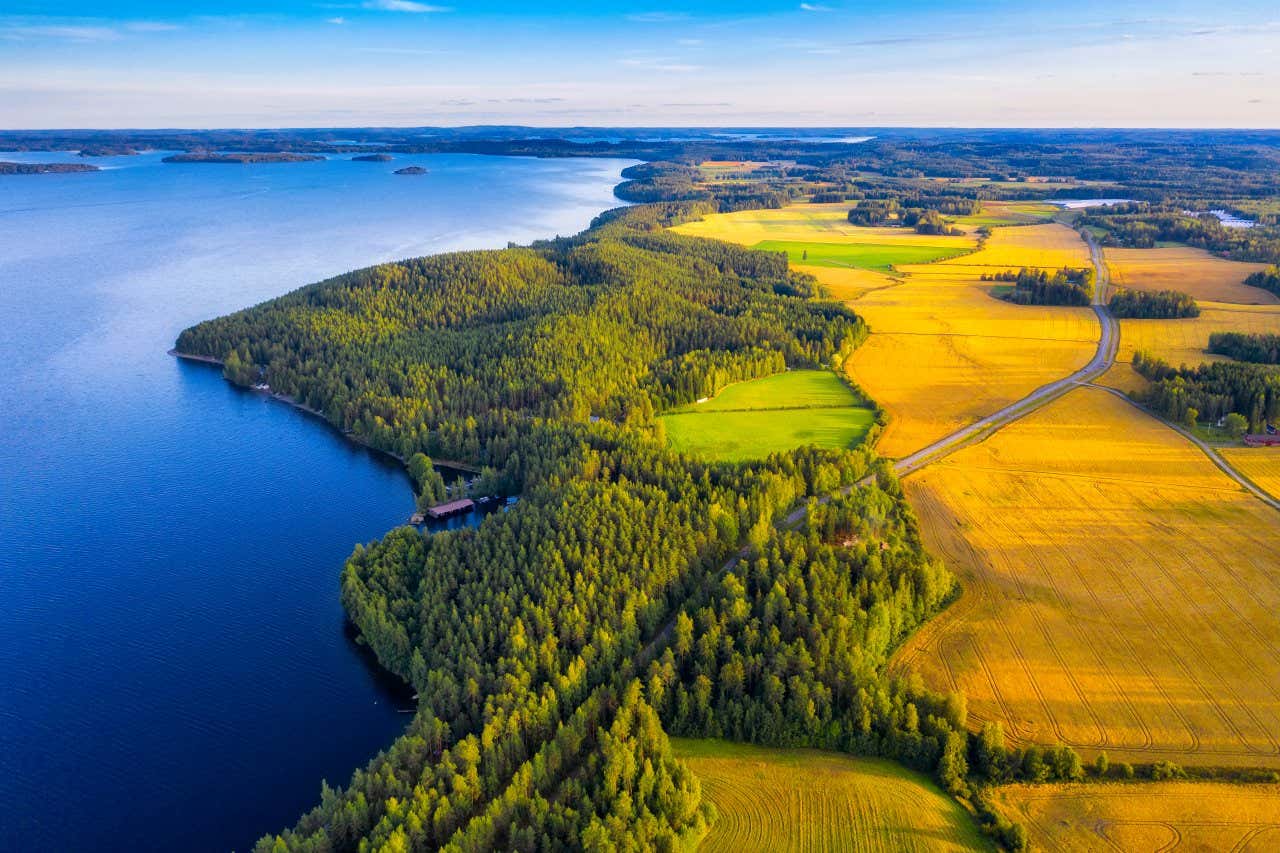 Vista aérea de Pulkkilanharju Ridge, Parque Nacional Paijanne, parte sur del Lago Paijanne