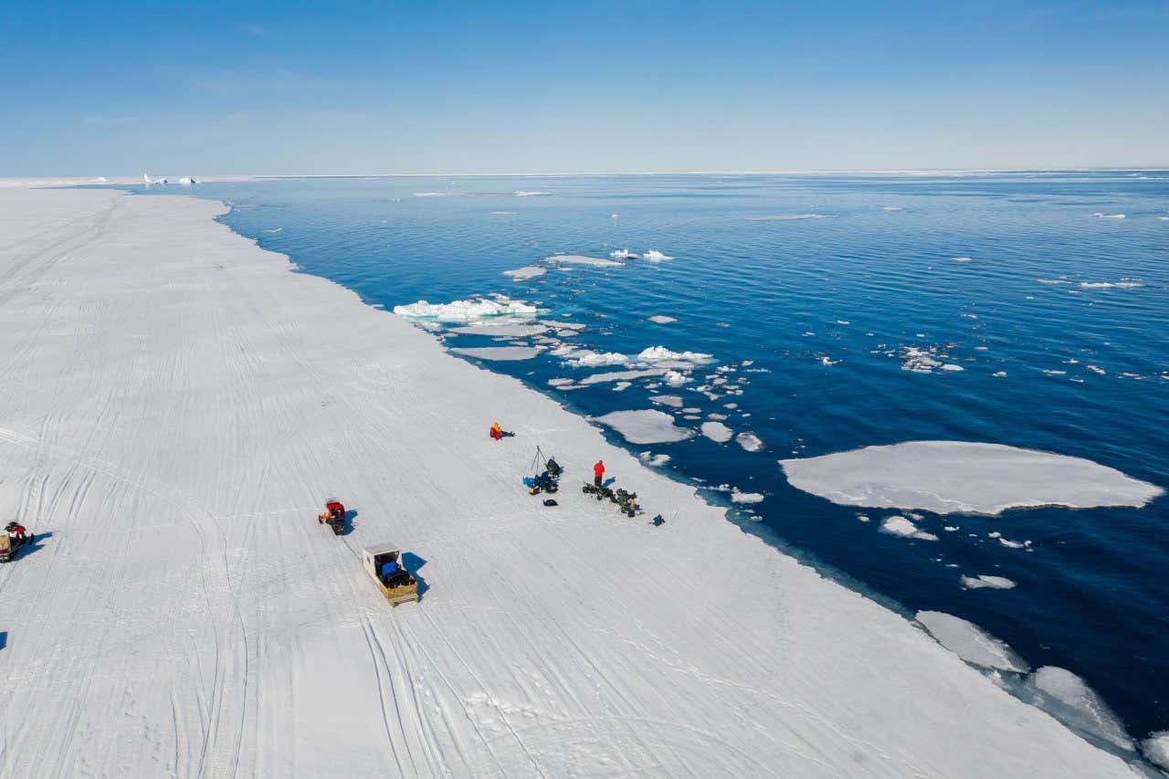 Turistas visitan el borde del témpano, cerca del Parque Nacional de Sirmilik en Nunavut, Canadá