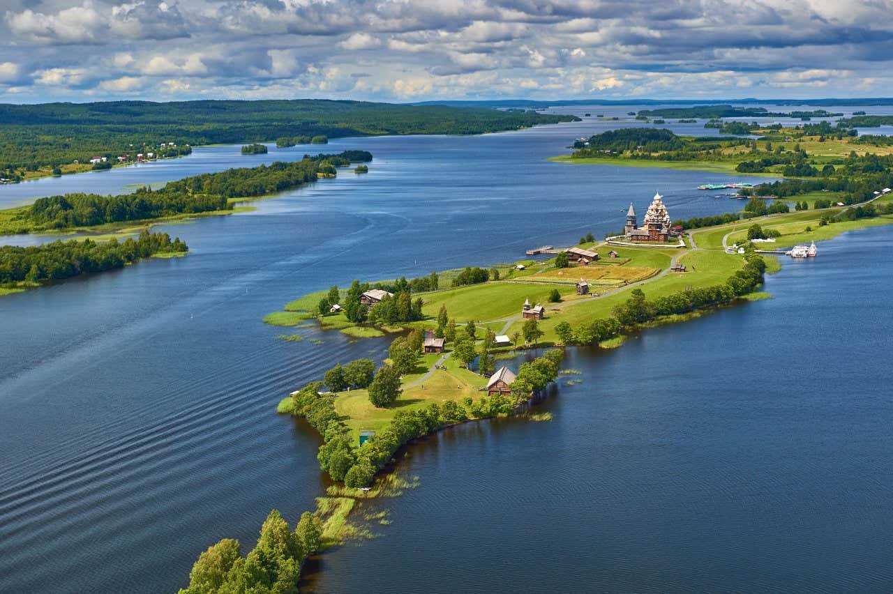 Vista aérea de la isla Kizhi en el lago Onega