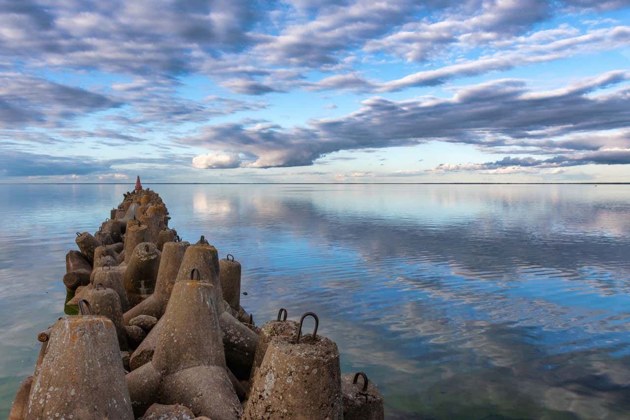 Vista del rompeolas en el lago Beloye 