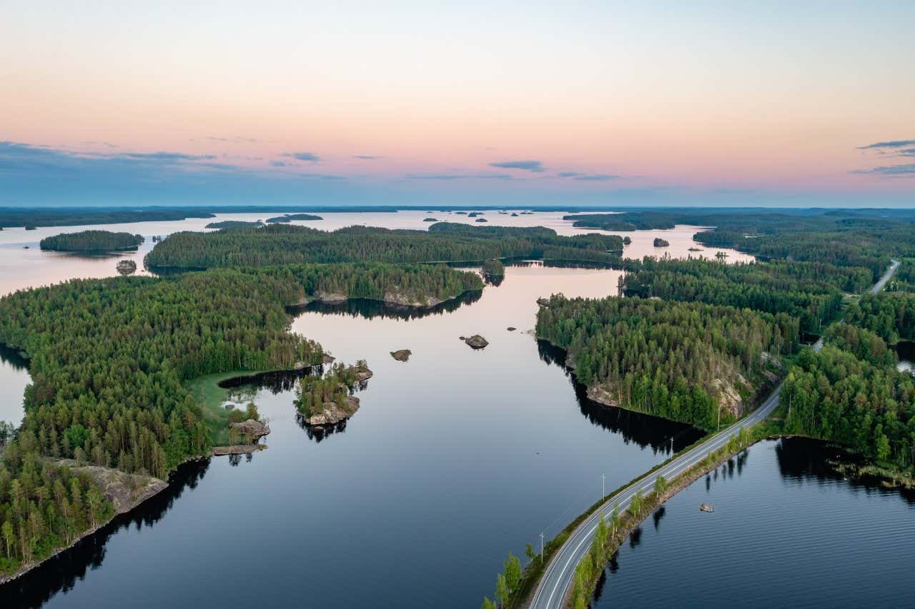 Atardecer de verano en el lago Saimaa, Finlandia
