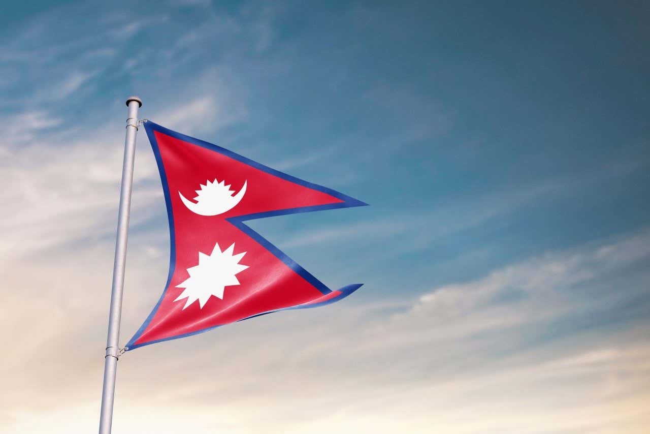 Bandera de Nepal ondeando en un hermoso cielo