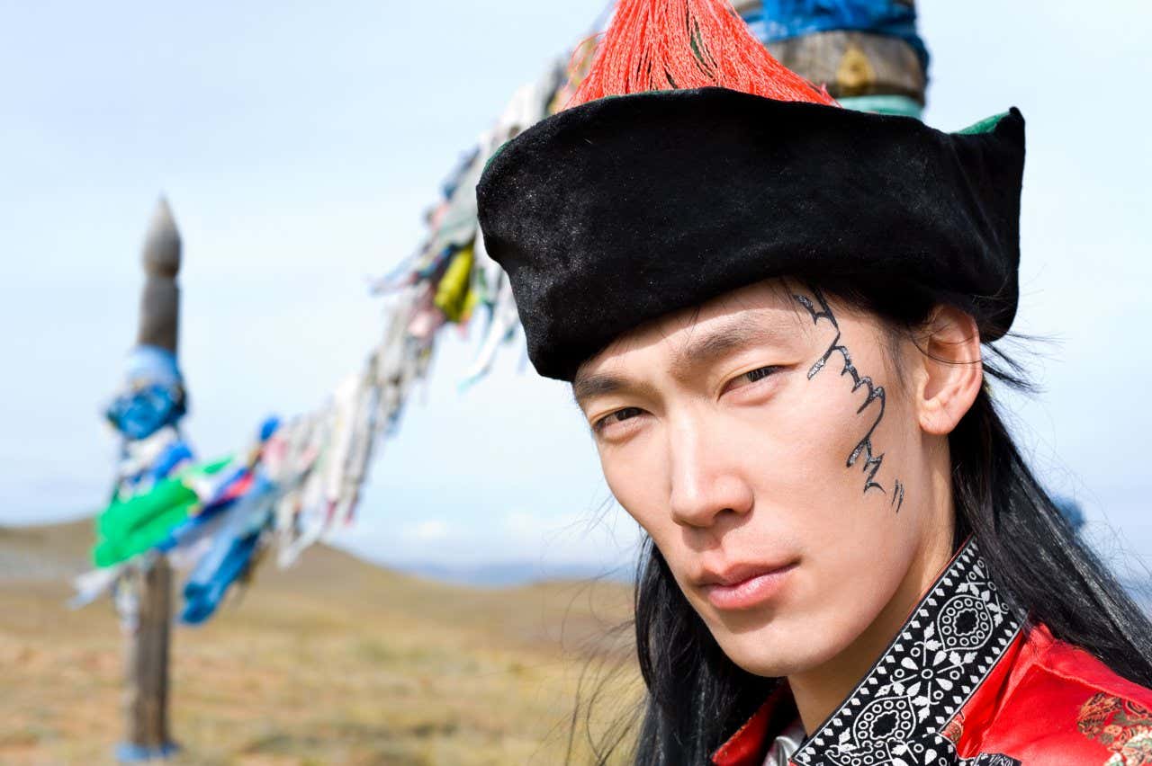 Joven asiático con un traje nacional mongol