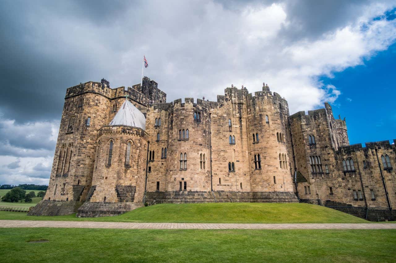 Fachada do verdadeiro castelo de Hogwarts, o castelo de Alnwick, na Inglaterra