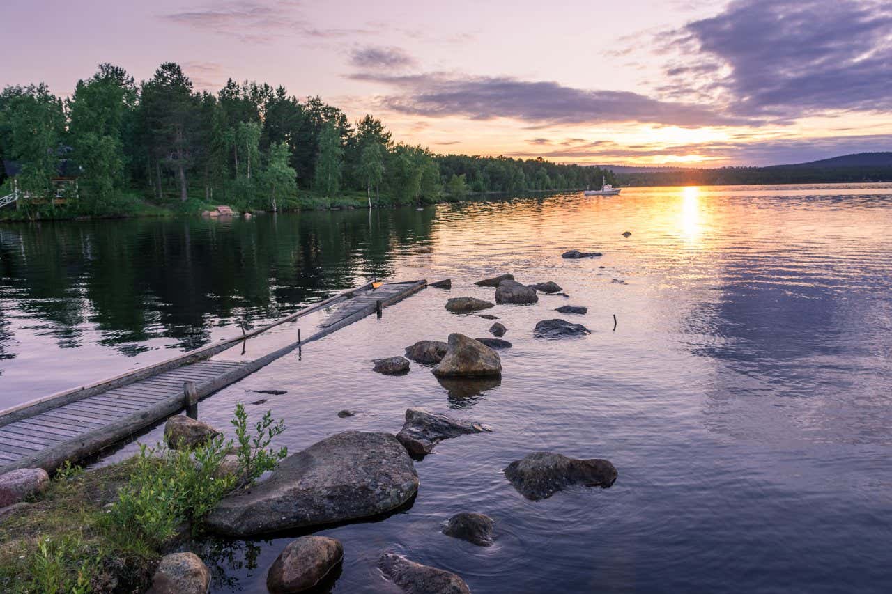 Hermoso paisaje del lago Inari en Finladia