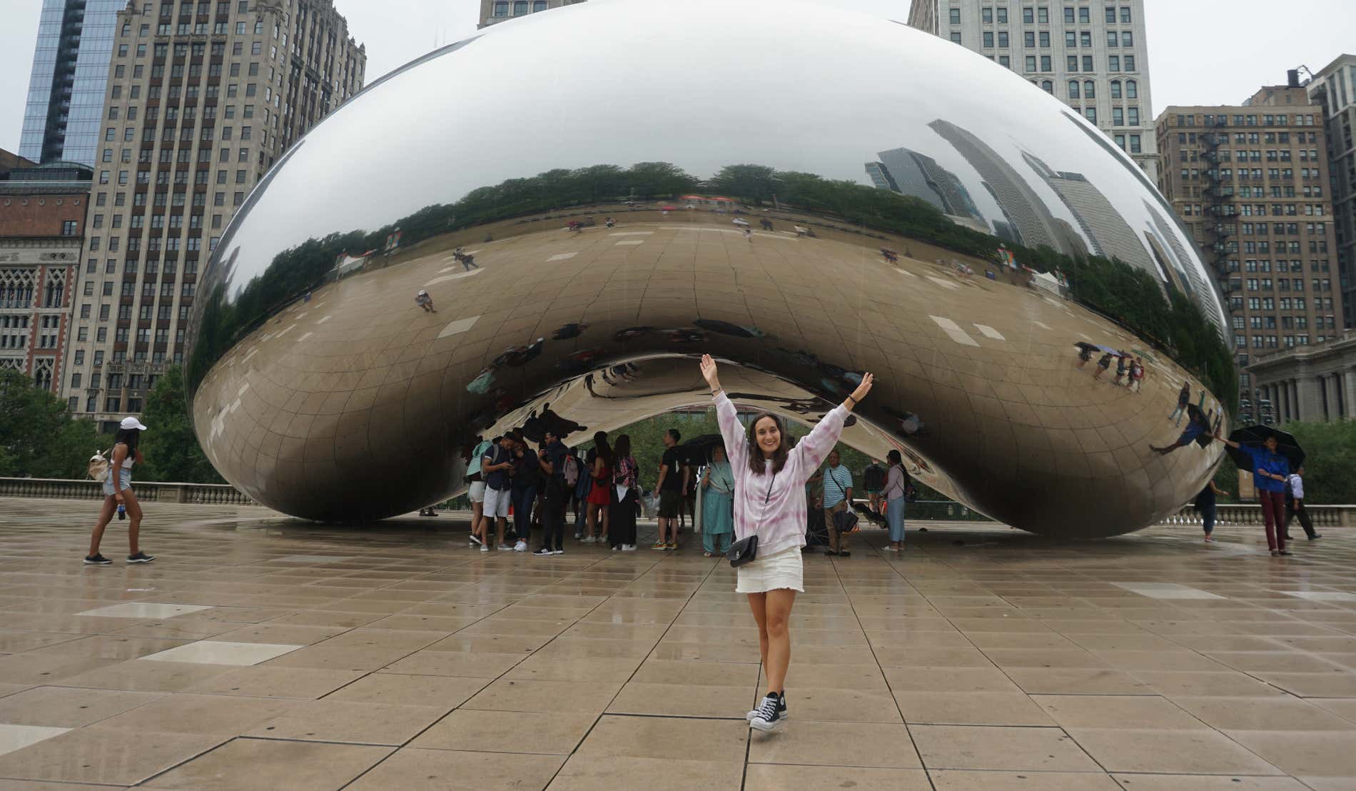 Una mujer frente a la escultura The Bean de Chicago