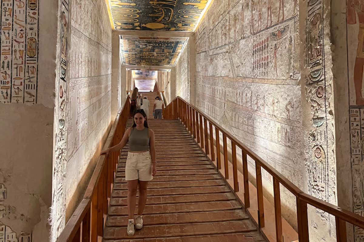 Un mujer visitando una tumba del Valle de los Reyes en Egipto