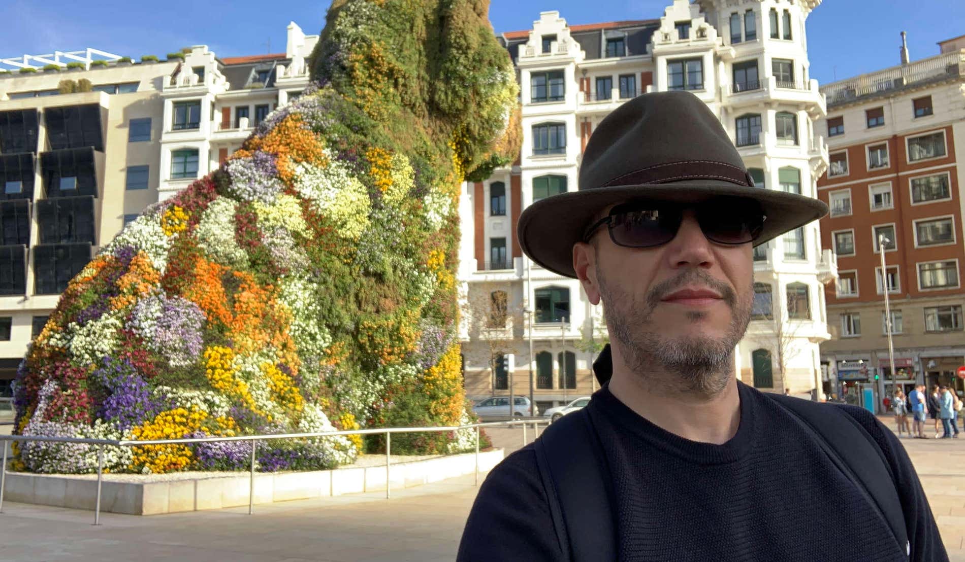Selfie de Fernando Martins delante del monumento a Puppy, en Bilbao