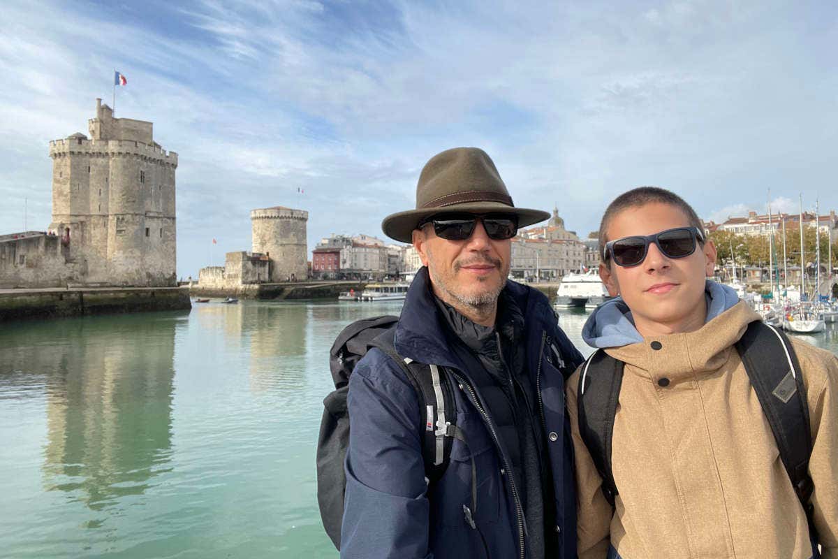 Foto de Fernando Martins y su hijo en la costa de La Rochelle