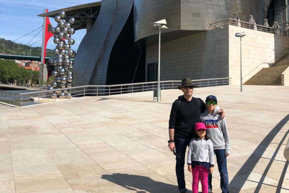 Fernando con sus hijos en el Guggenheim de Bilbao