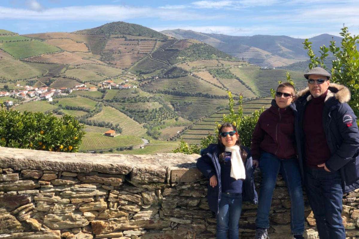 Fernando con sus hijos en un mirador
