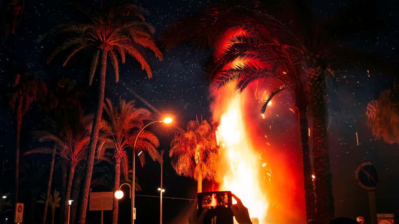 Hogueras iluminan la noche en la ciudad de Alicante durante la fiesta de las Fogueres de Sant Joan