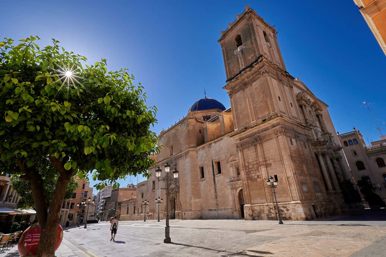 Vista de la fachada principal de la Basílica de Santa María de Elche, donde se lleva a cabo el Misterio de Elche