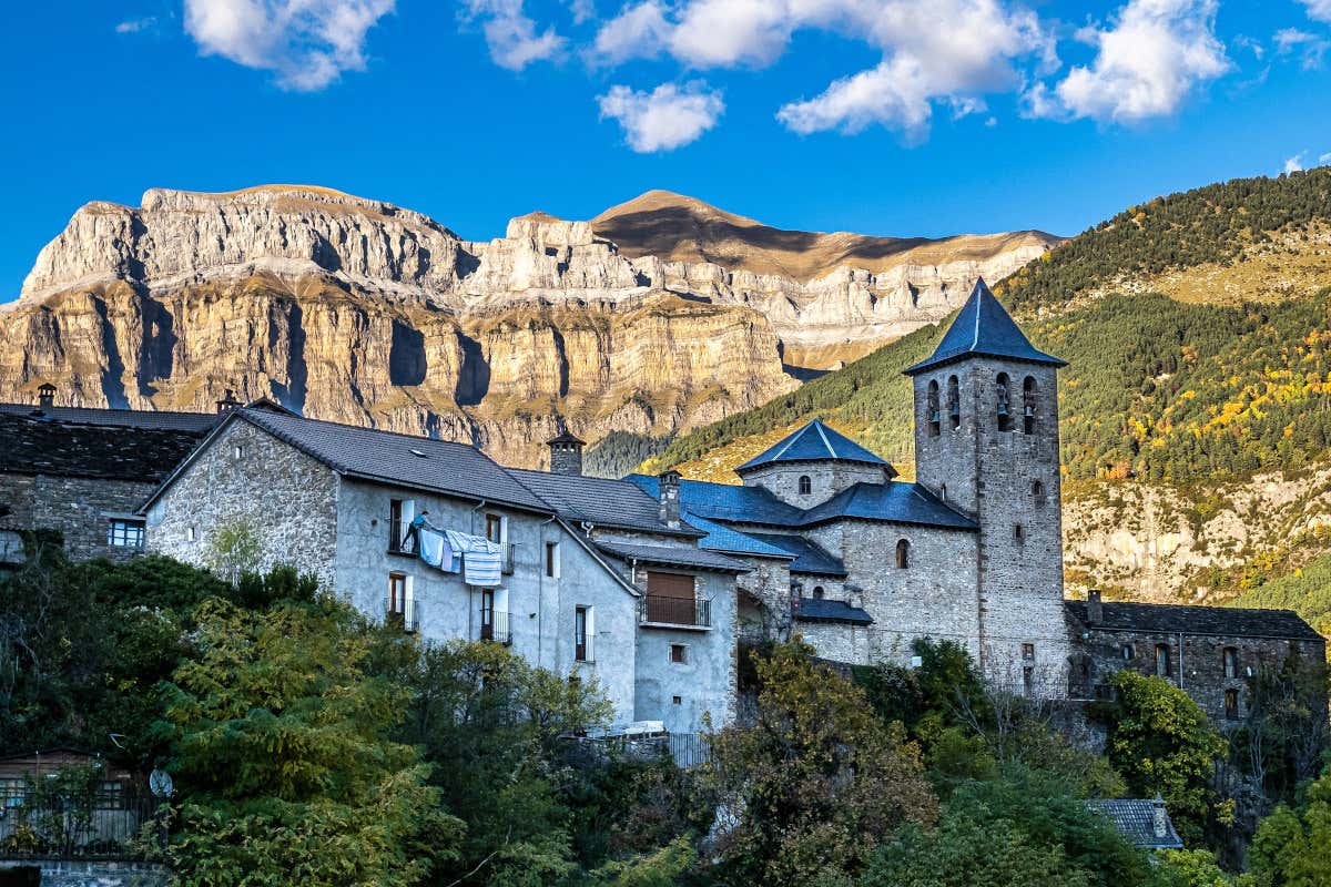 Iglesia romana de Torla-Ordesa., en el Pirineo aragonés