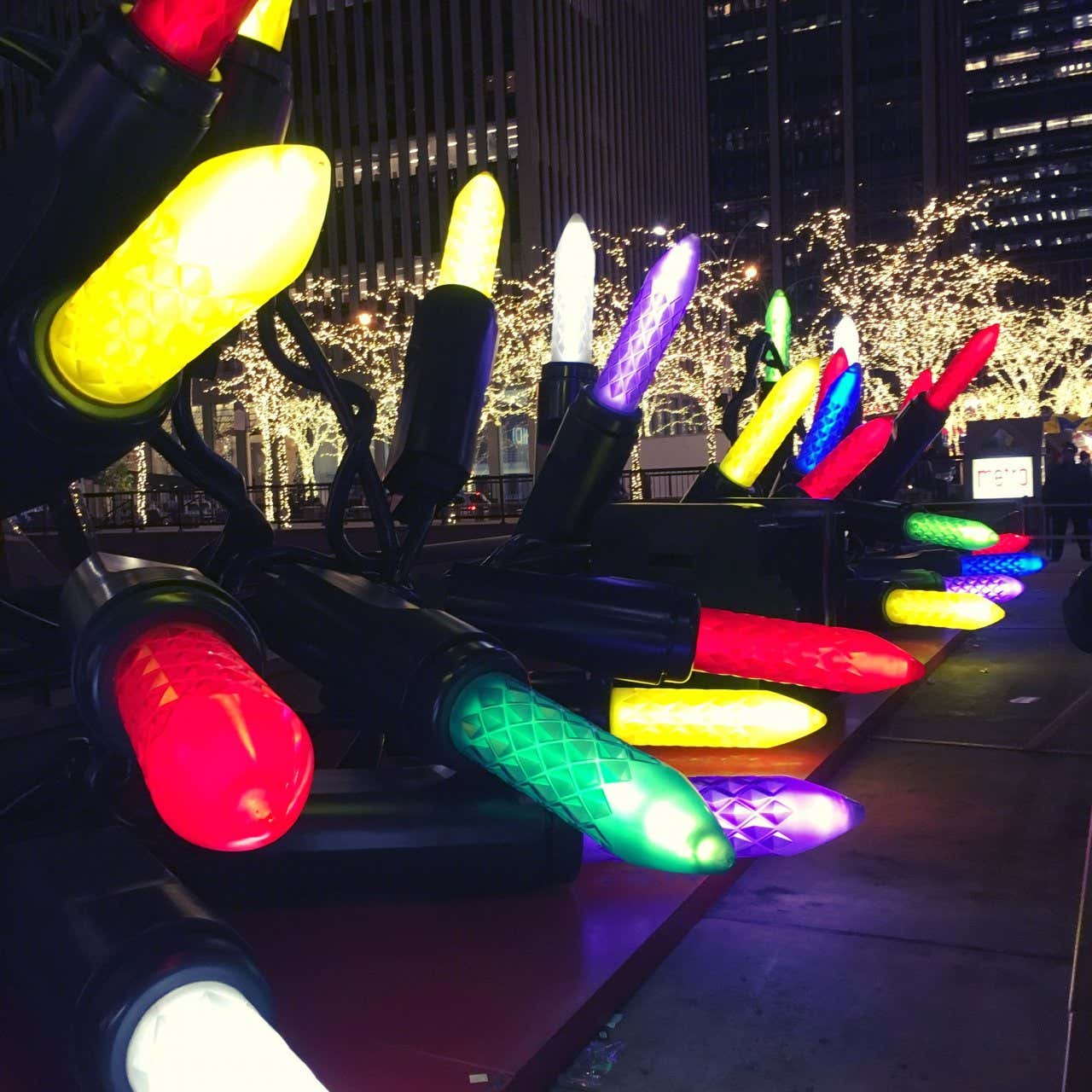 Las luces y el decorado de la 6ª Avenida en Nueva York