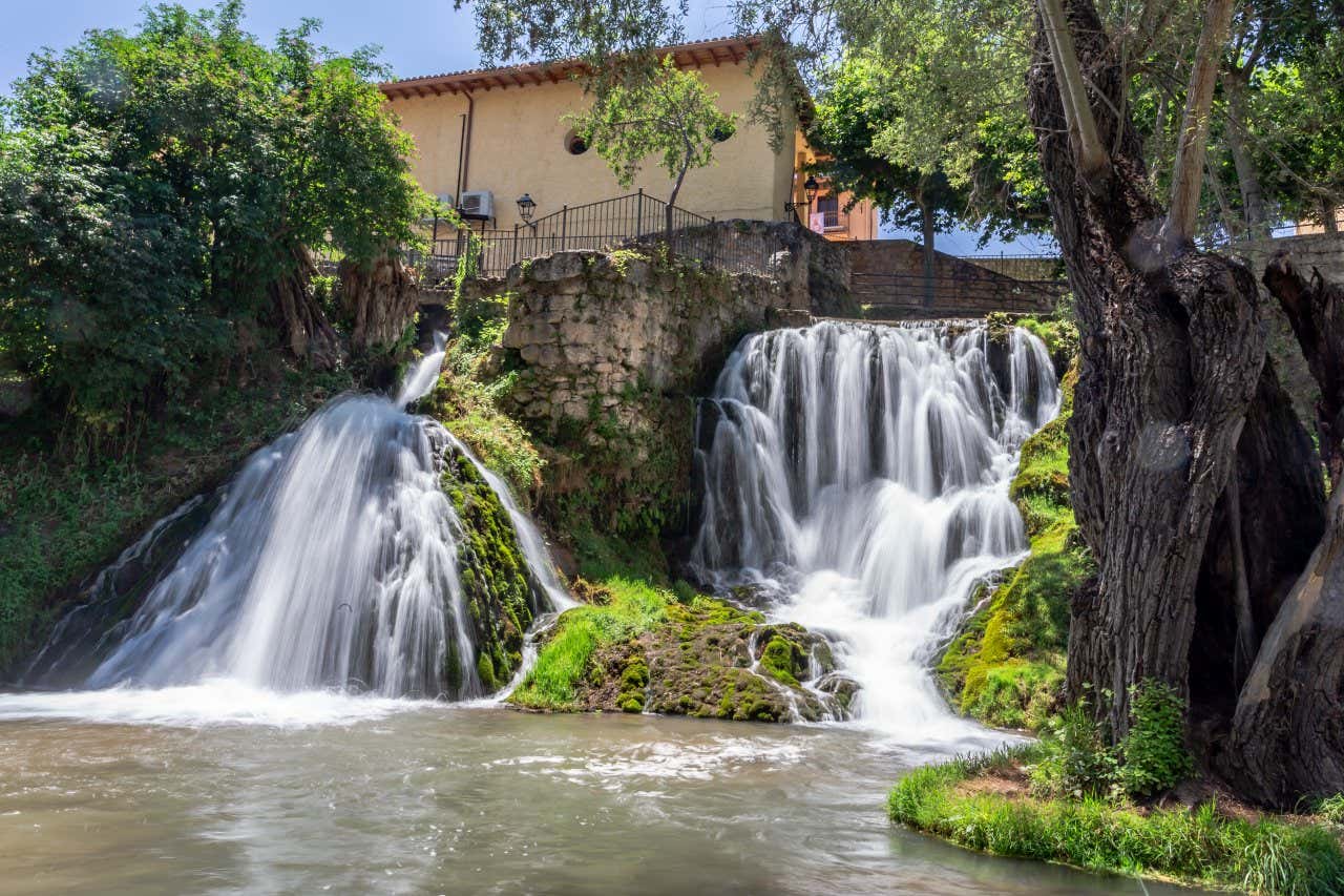 Caída de agua en cascada, en el casco histórico de Trillo, uno de los pueblos más bonitos de Guadalajara