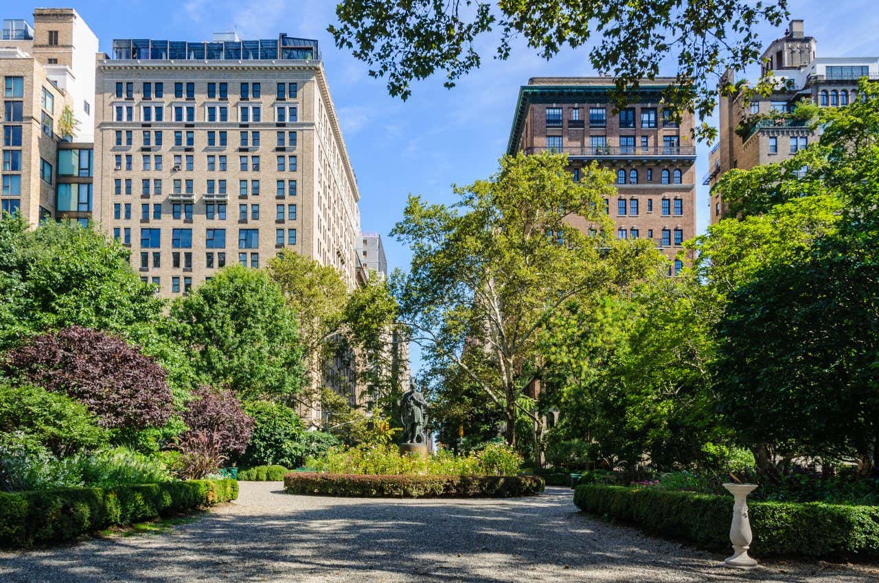 Gramercy Park, uno de los pocos parques privados de Nueva York y que mantienen los vecinos anualmente