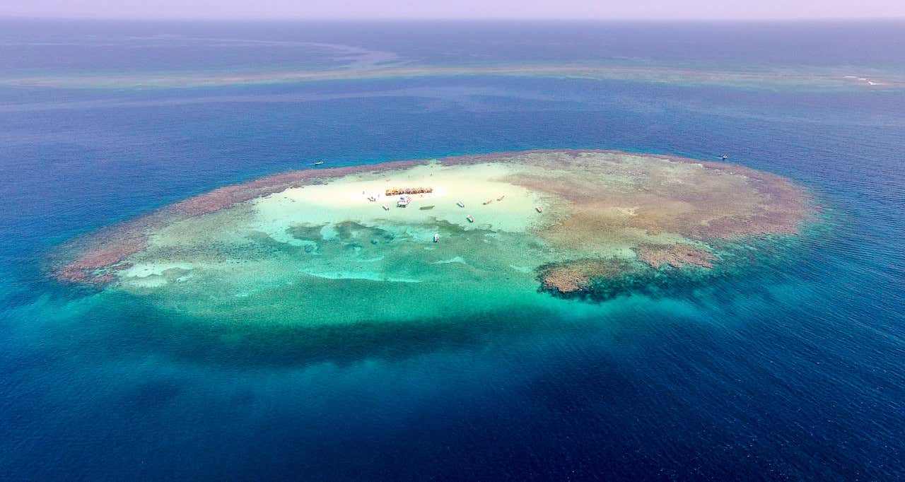 Vista aérea del islote cayo Arena, un lugar donde desconectar del mundo y otra de las 10 actividades wellness para explorar República Dominicana