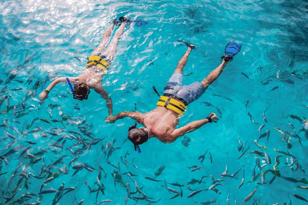 Una pareja haciendo snorkel en Punta Cana