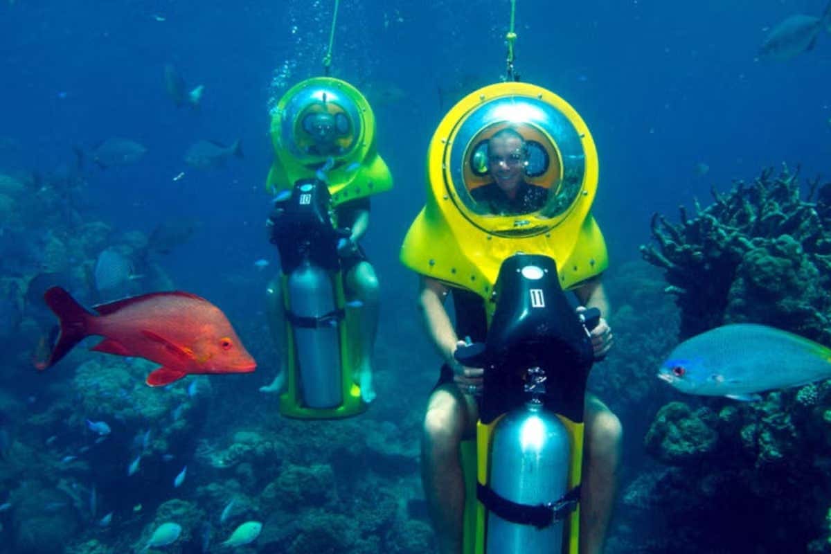 Dos turistas disfrutando de la Scooter submarina en el fondo marino de Punta Cana