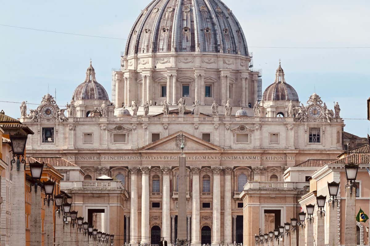 Fachada frontal de la basílica de San Pedro en el Vaticano con tres cúpulas coronando el templo, otro buen destinos a donde viajar en Semana Santa