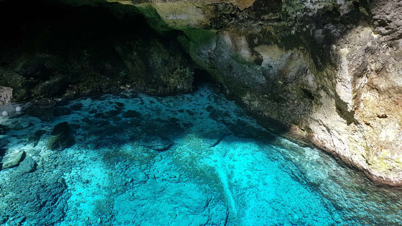Aguas azuladas en un día de sol en el cenote Hoyo Azul, en República Dominicana