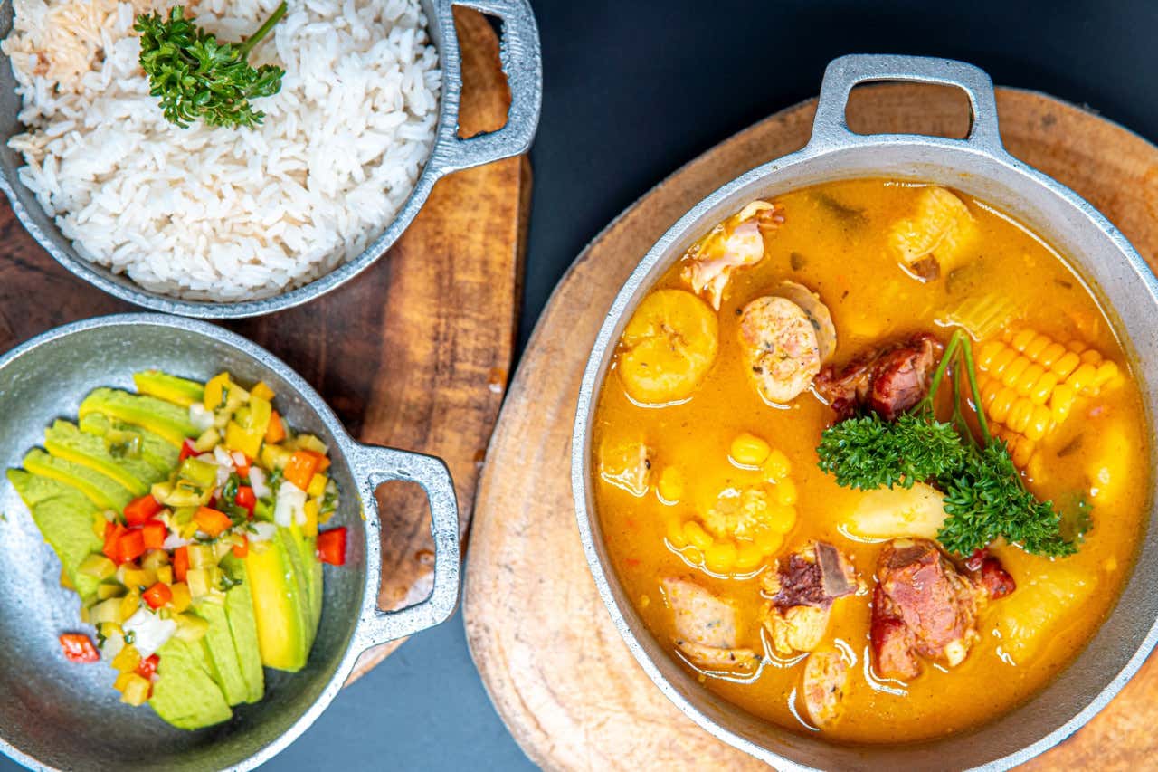 Un plato de sancocho típico domininaco, una de las 10 actividades wellnes para explorar República Dominicana