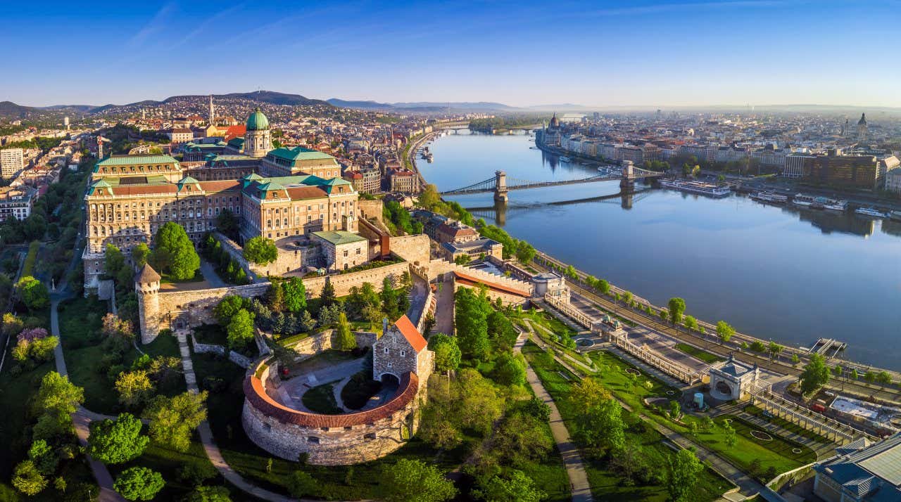 Vista aérea do Castelo de Buda junto a um grande rio no coração de Budapeste, a capital da Hungria