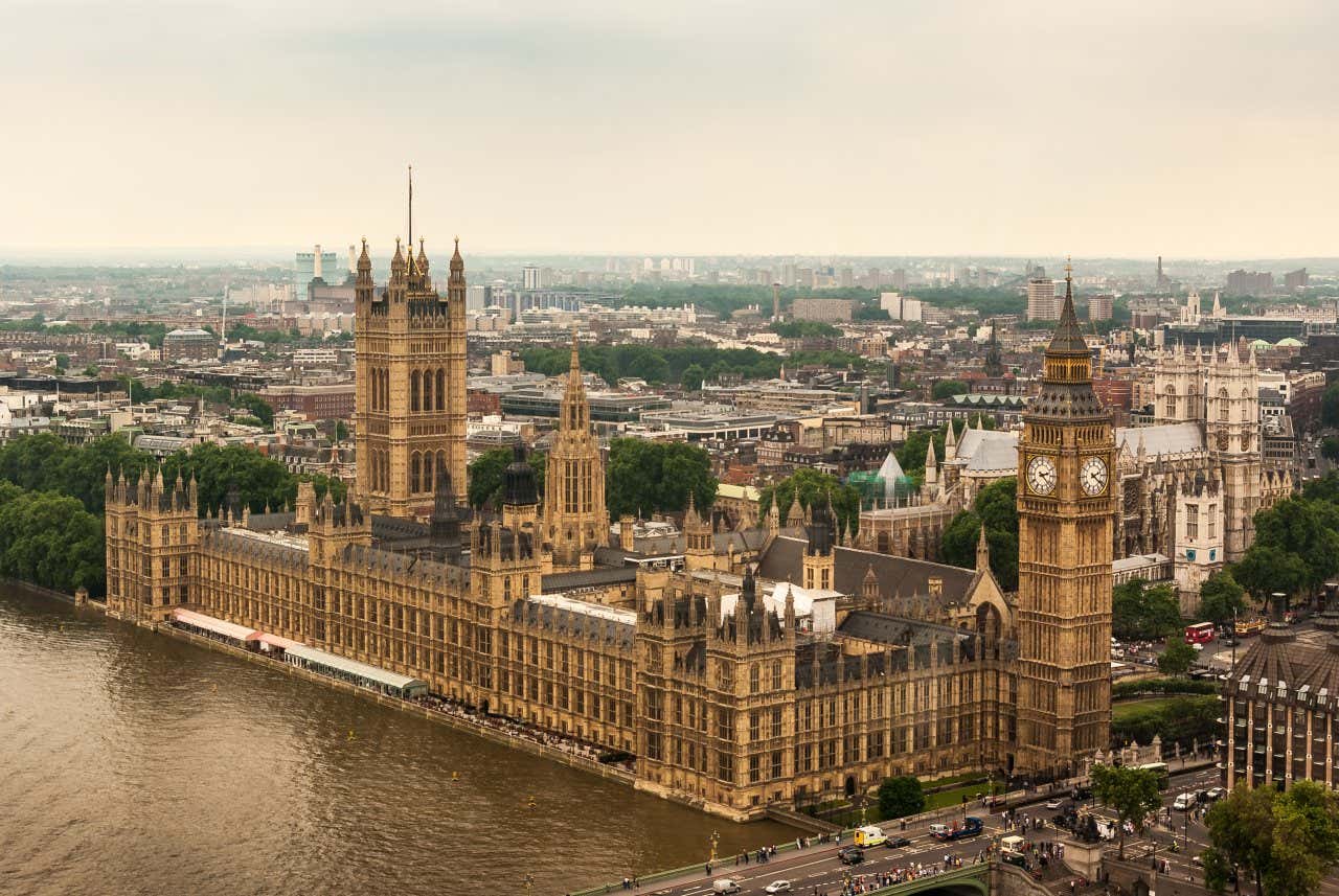 Vista aérea de Londres com ênfase no Palácio de Westminster e da Elizabeth Tower com o Big Ben