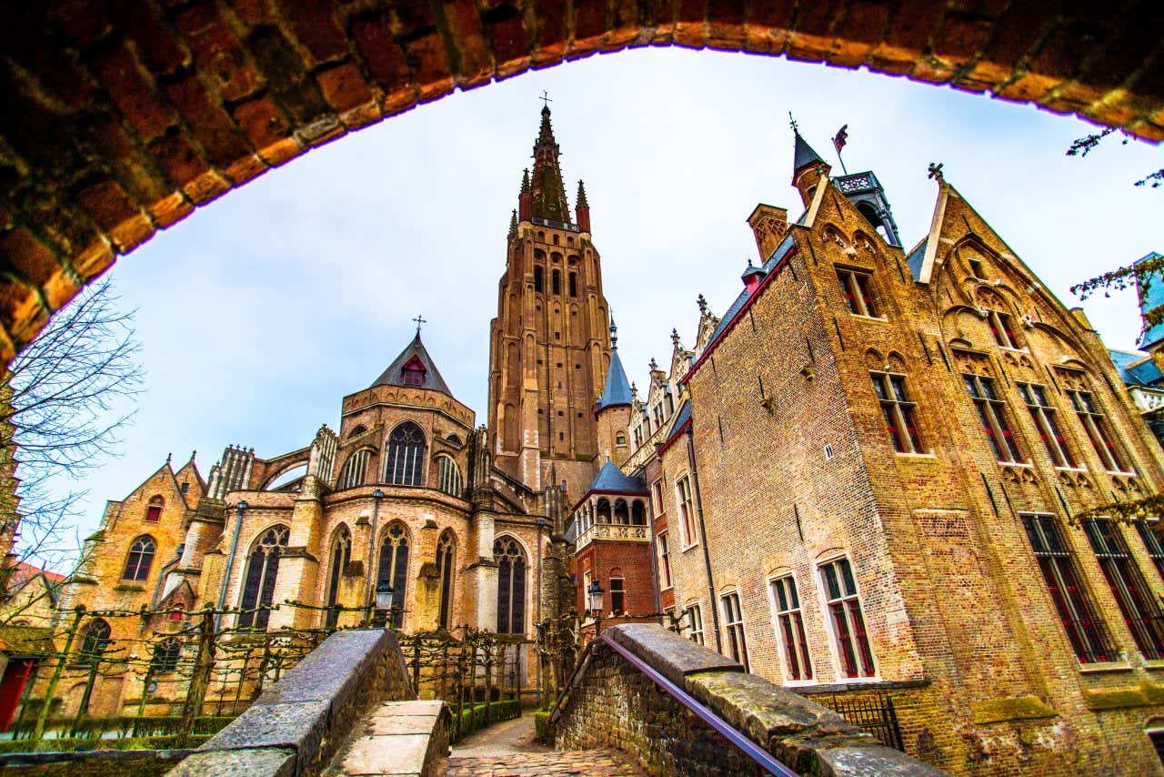 A igreja de Nossa Senhora em Bruges, construída em tijolos à vista e com o campanário se alçando ao fundo