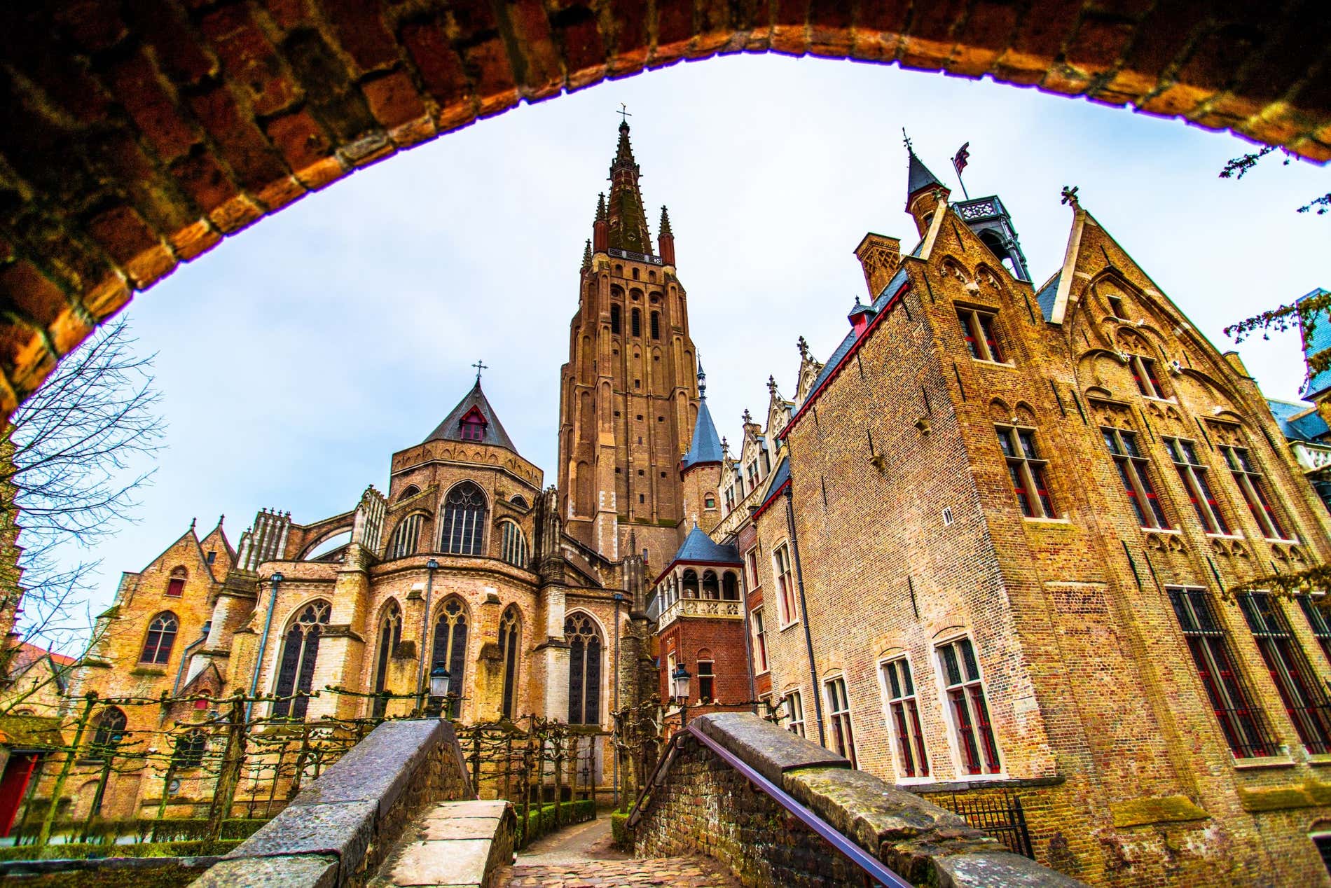 Ponte di pietra che conduce a una chiesa a Bruges
