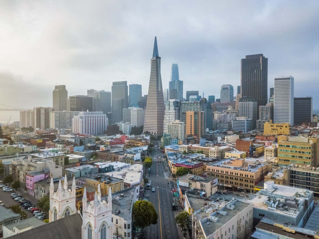 Vue aérienne sur la pyramide Transamerica par temps nuageux, avec le reste de la ligne d'horizon de San Francisco