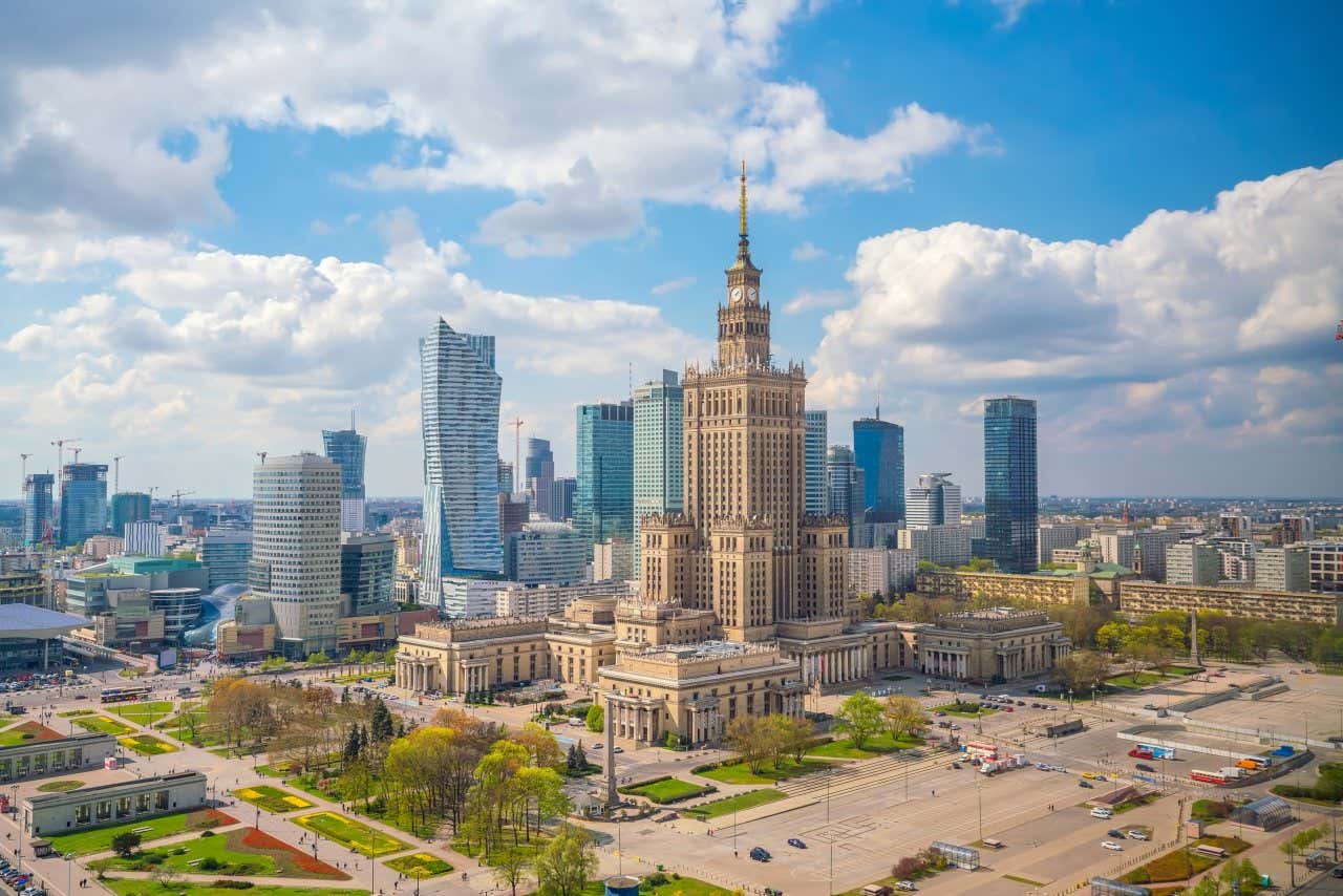 O Palácio da Cultura e da Ciência, um grande arranha-céu em estilo nova-iorquino no centro de Varsóvia, capital da Polônia