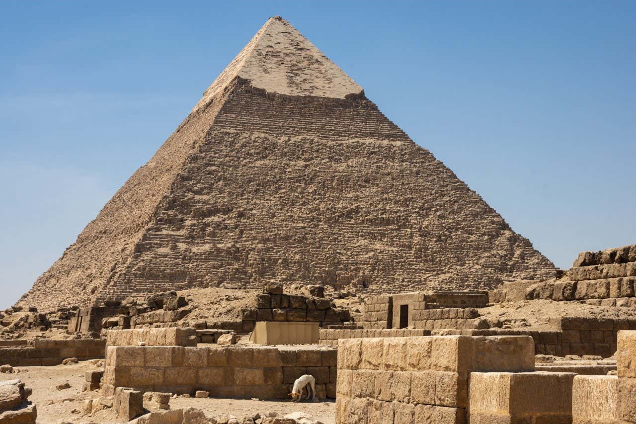 La pyramide de Khéphren vue du sol par temps clair, avec les ruines visibles au premier plan