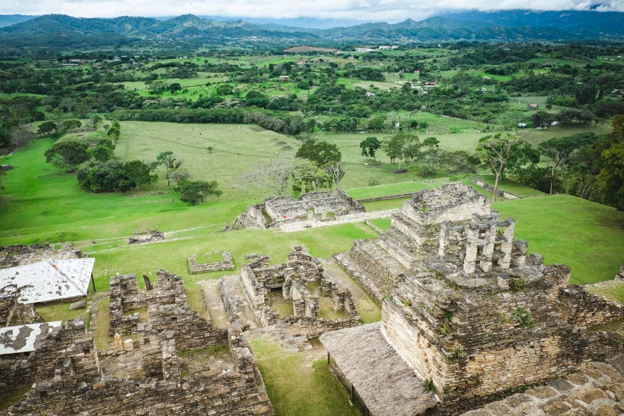 Vue aérienne de la pyramide de Toniná, avec une vue du paysage environnant rempli de végétation