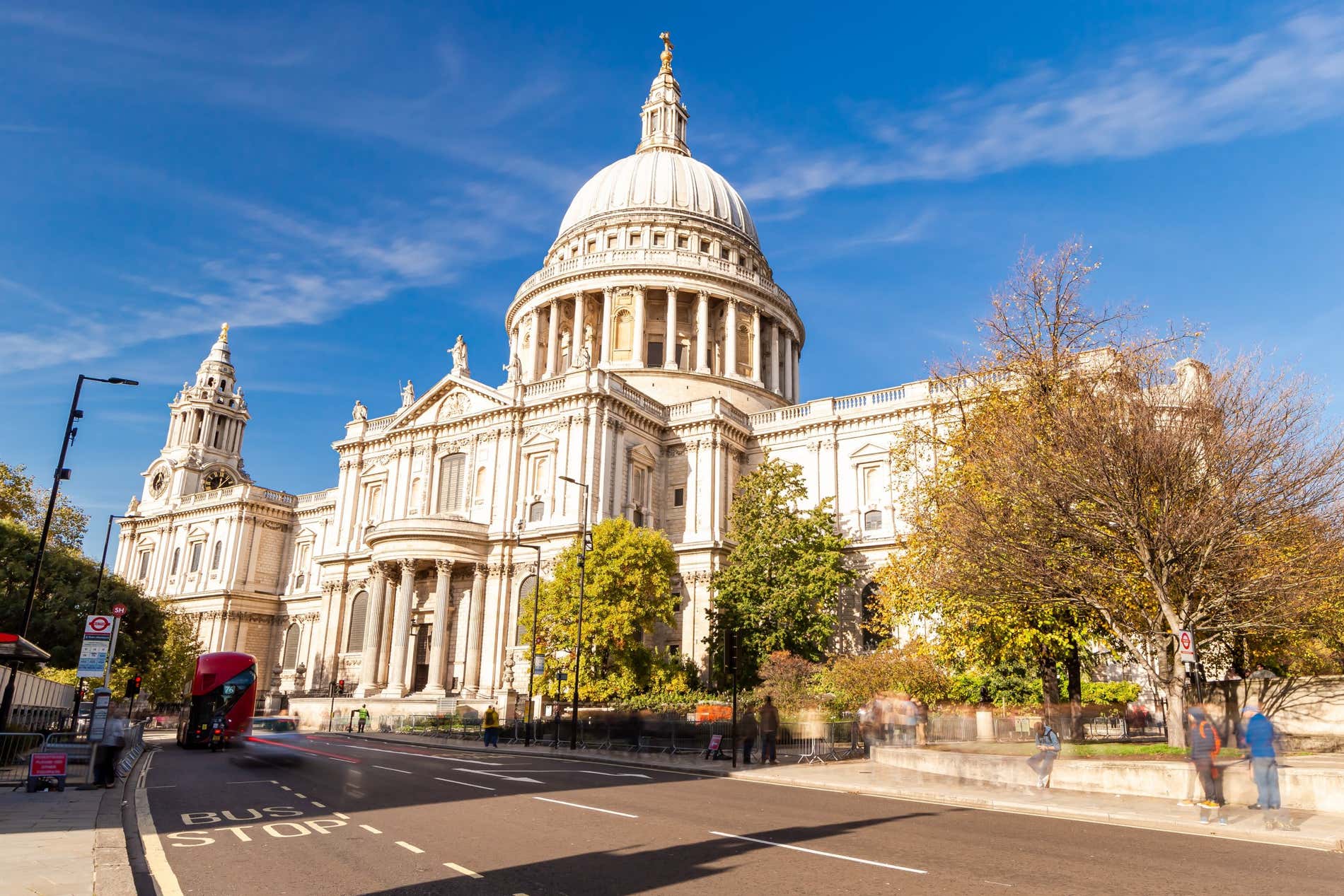 La facciata dell'imponente Cattedrale di St. Paul's con la sua grande cupola in una giornata di sole