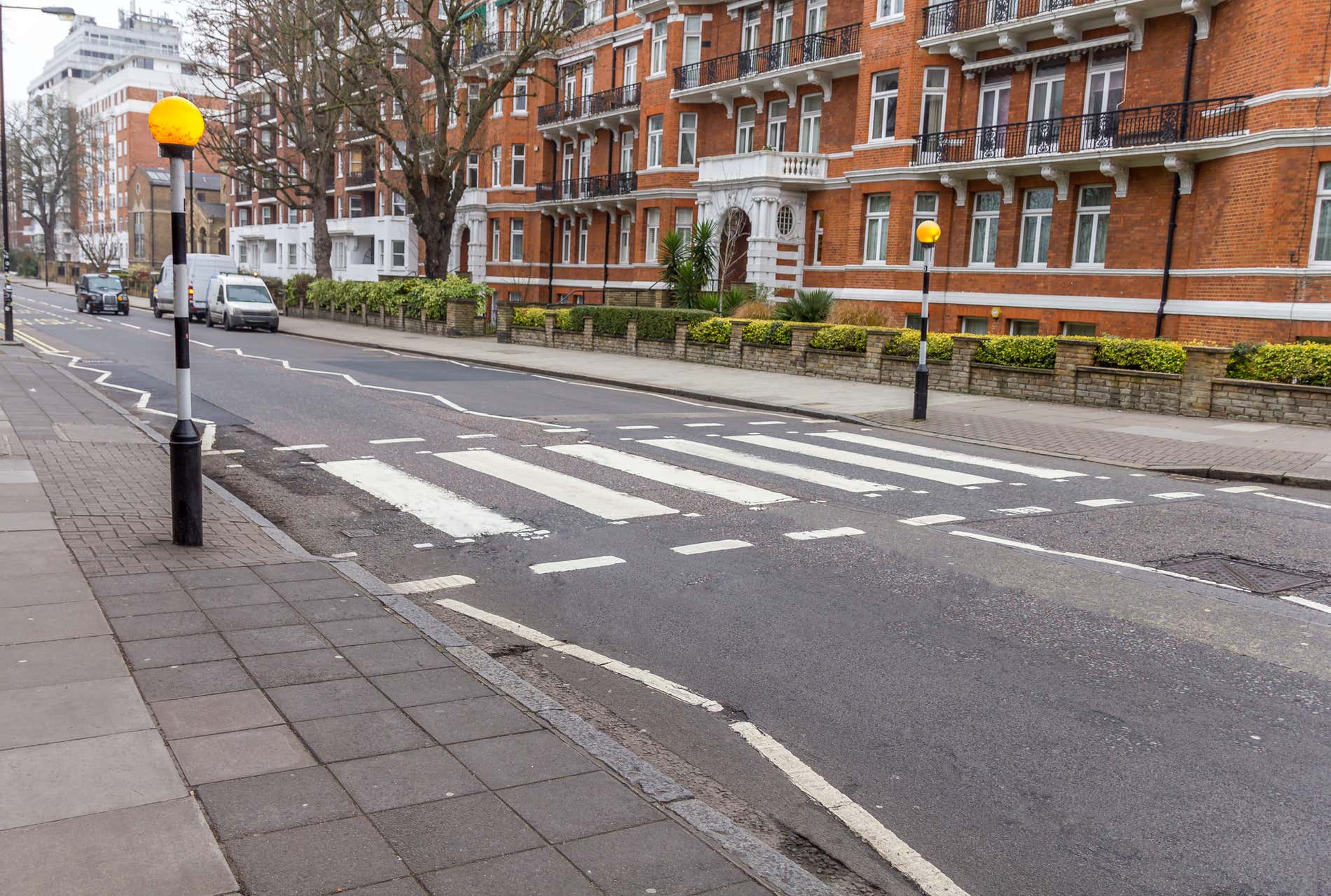 Vista su Abbey Road con un passaggio pedonale e alcune auto