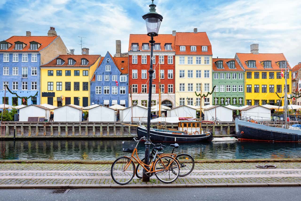 Façades colorées de Copenhague, fleuve et vélos orange au premier plan