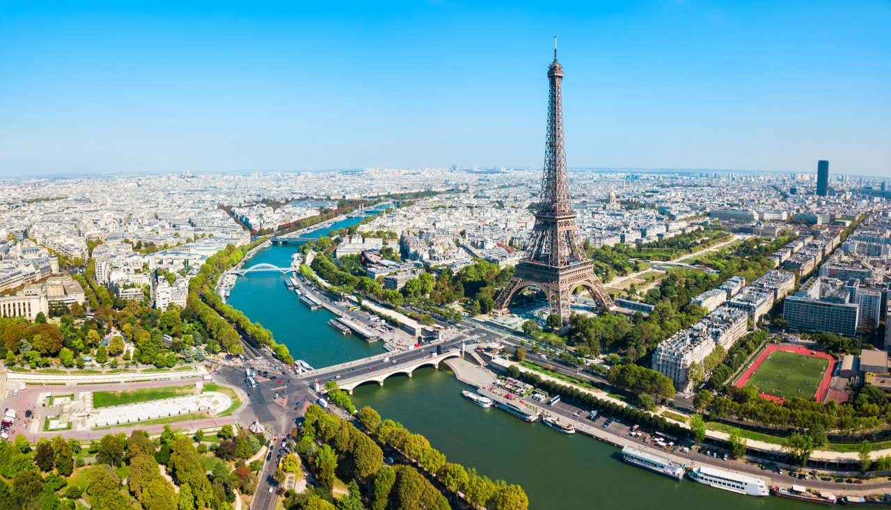 Foto aérea da Torre Eiffel a poucos passos do rio Sena, no centro de Paris, a capital francesa