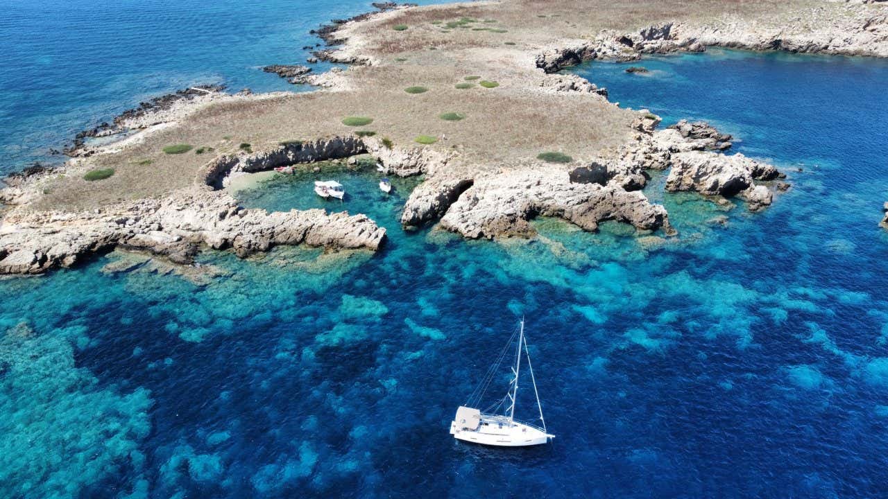 Vista geral da cala Macarelleta e suas águas cristalinas com seu entorno natural selvagem.