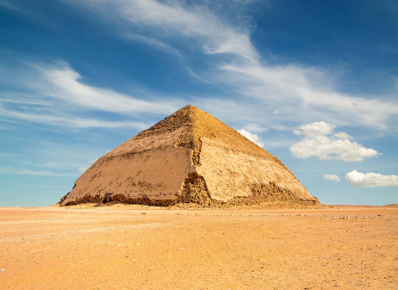 La pyramide courbée vue de loin, avec un ciel bleu nuageux