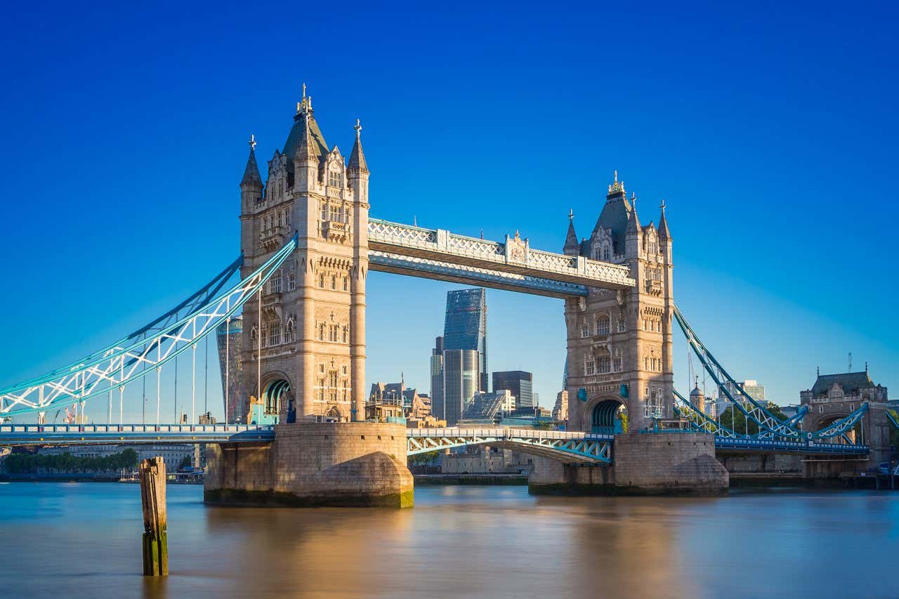 Panorâmica da Tower Bridge sobre o rio Tâmisa com edifícios londrinos ao fundo