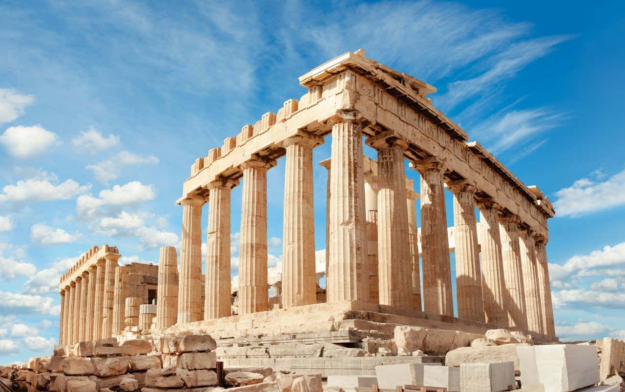 Vista de um antigo templo na Acrópole de Atenas, uma das capitais europeias a serem visitadas em 2024