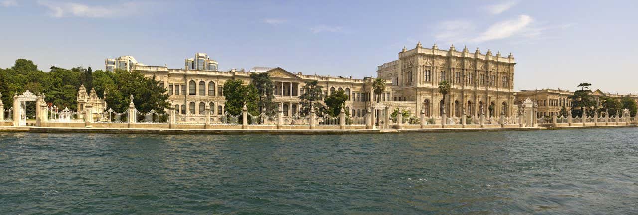 Vue de la façade du palais depuis l'eau sous un ciel bleu, l'un des plus beaux palais du monde
