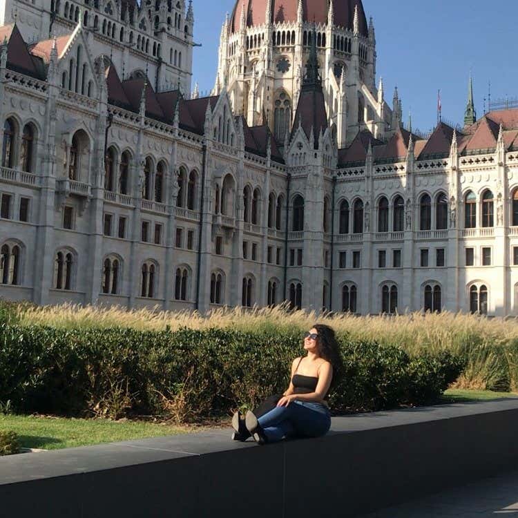 Oumayma en una tarde soleada de verano en Budapest.