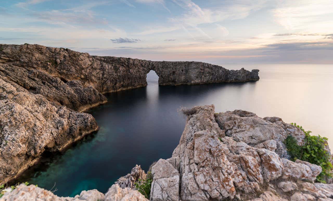 Pôr do sol na Pont d'en Gil, com vista para a costa de Menorca.