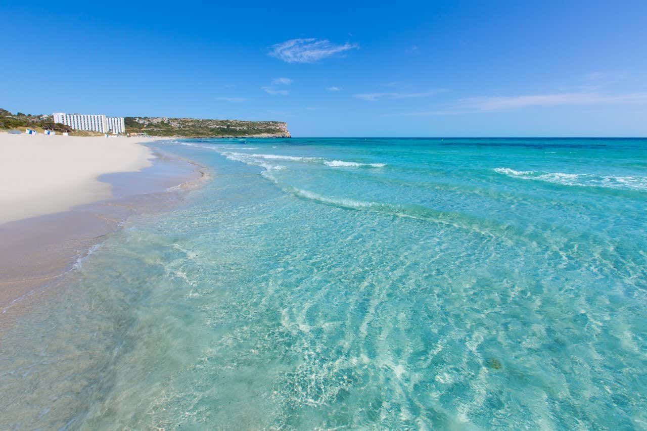 Praia de Son Bou com águas cristalinas em Menorca, Ilhas Baleares.